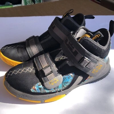 Nike Lebron Soldier 13 Youth Basketball Shoes AR7585-070 Blk/Smoke/Gold 6.5Y US Foto 1 de 4