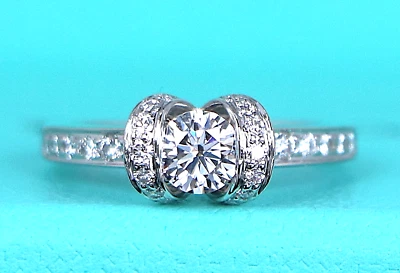 Anillo de compromiso de diamantes redondos de platino con cinta de 0,43 quilates E VS2 $6,950 Tiffany Co 4,5 Foto 1 de 4