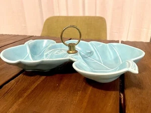 Bandeja dividida de doble hoja de arce acuática cerámica CAL de colección y mango de anillo de latón - Imagen 1 de 5