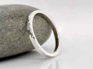 Hammered GS Silver Micro Ring, minimal Stacking 2mm Wide band Jewelry - Imagen 1 de 4