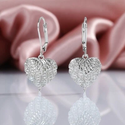 Bonitos pendientes colgantes enchapados en plata con textura de pluma corazón con cierre de palanca Foto 1 de 4