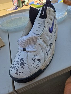 Signed Sacramento Monarchs Shoe By 2004 Roster - Image 1 of 4