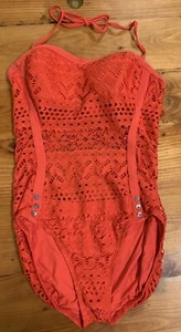 Traje de baño Robin Piccone Penélope superposición de ganchillo de una pieza 6 rojo coral - Imagen 1 de 5