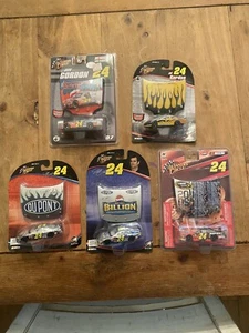 JEFF GORDON 24 NASCAR CON CAPPUCCIO 1/64 PRESSOFUSO CERCHIO VINCITORI 04 (2), 06, 07, 09 LOTTO - Foto 1 di 2