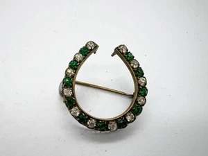 ANTICA SPILLA DA DONNA VITTORIANA FERRO DI CAVALLO PORTAFORTUNA PASTA DI VETRO VERDE SMERALDO - Foto 1 di 5