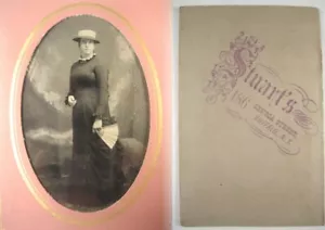 Años 1880 TINTYPE-Tiro de longitud completa DAMA CON VENTILADOR-en carpeta de papel-Buffalo NY - Imagen 1 de 1