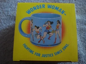 NEU "DIE ARBEITSLOSEN PHILOSOPHEN ZUNFT" WONDER WOMAN THROUGH THE YEARS TASSE - Bild 1 von 7