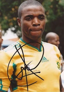 SOUTH AFRICA: AARON MOKOENA SIGNED 6x4 PHOTO+COA - Picture 1 of 1
