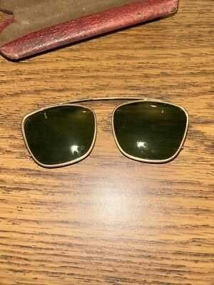 Gafas de sol vintage Polaroid M (medianas) con clip alambre dorado y lentes verdes Foto 1 de 4