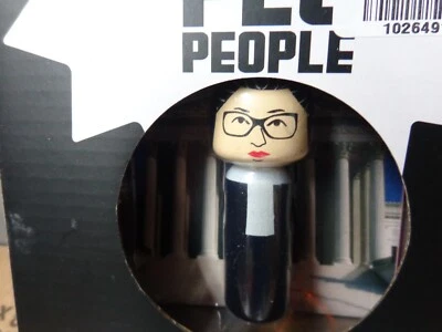 JUEGO CAJA FIGURA BIOGRAFÍA Y MADERA RUTH BADER GINSBURG  Foto 1 de 4