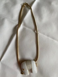 Collana Vintage CORONA TRIFARI Bianco Lucite Tono Oro Elefante Ciondolo - Foto 1 di 7