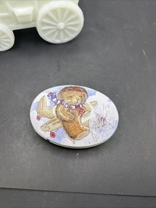 OSCAR & BERTIE ORSACCHIOTTO IN LATTINE FORMA OVALE CON BOTTIGLIA ACQUA CALDA E AEREO VOLANTE PAI - Foto 1 di 3