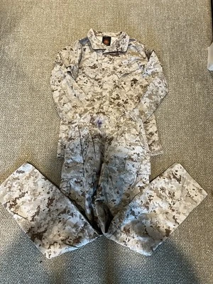 Men's Used USMC MARPAT Digital Desert Cammies Set, Size Small Reg - Image 1 of 4