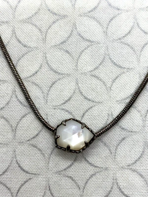 Collar De Colección Kendra Scott Mara Tess Marfil Madreperla Tono Dorado USADO Foto 1 de 4