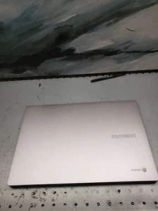 Samsung Chromebook 15.6" (32GB eMMC, Intel Celeron, 1.1GHz, 4GB RAM) - Platino - Imagen 1 de 3