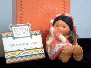 Figurina Amici della Piuma 'Wrapped In Love' 115703 Enesco K Hahn nuova con scatola - Foto 1 di 7