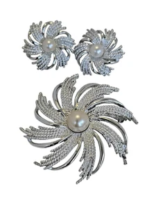 1968 SARAH COVENTRY 1968 "SILVERY SUNBURST" Faux Pearl Brooch & Clip On Earrings - Picture 1 of 5
