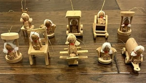 10 alte handgefertigte Weihnachtsschmuck aus Holz mit Holzpuppen - Bild 1 von 7
