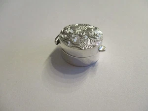 Sterling silver pill box round small with flower design on top gorgeous style - Picture 1 of 4
