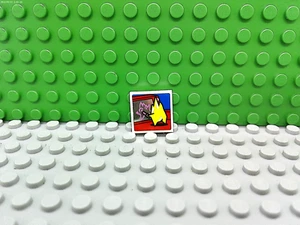 Lego 1 Blanco 2x2 Azulejo con 4 pernos y Pegatina de Espejo y Llama Harley Quinn - Imagen 1 de 2