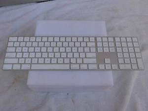 Teclado numérico Apple A1843 inalámbrico Magic tamaño completo Bluetooth probado - Imagen 1 de 9