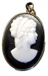 Cammeo reversibile in plastica bianco e nero; set in tono oro - Foto 1 di 2