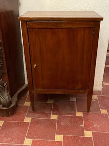 Comodino epoca fine 1700 italiano, in noce. Misure 51x35 cm, altezza 75 cm - Foto 1 di 5