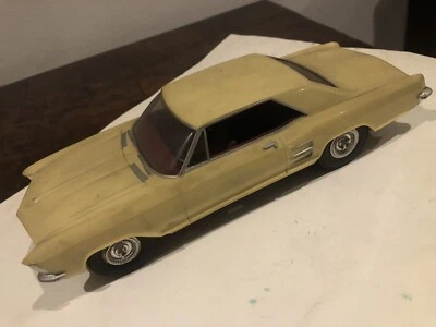 Corgi Toys 245 Buick Riviera in oro metallizzato con mozzi a punta - Immagine 1 di 4