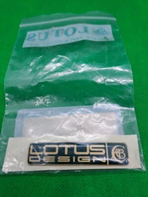 TARGHETTA BADGE   LOTUS DESIGN VERDE/ORO "NUOVA"  ORIGINALE - Imagen 1 de 3