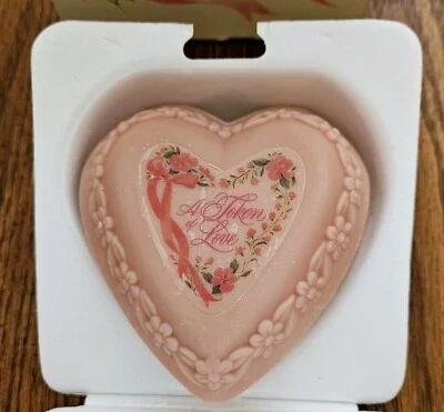 Nuevo en caja Jabones Perfumados Vintage Avon "A Token Of Love" Tres Ocasiones Especiales 1978  Foto 1 de 4