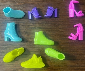 Barbie Ersatzschuhe 5 Paar insgesamt Stiefel Absätze Tennisschuhe - Bild 1 von 7