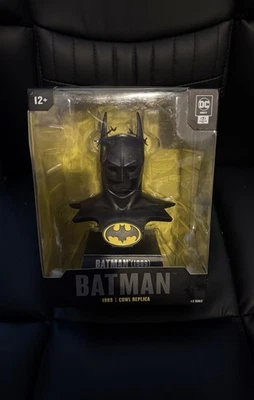 DC Batman 1989 capucha réplica McFarlane 6,75” directo Keaton escala 1:3 en mano Foto 1 de 4