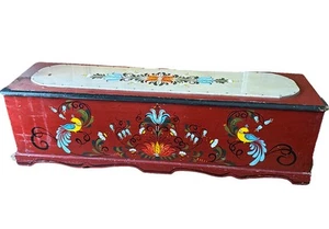 CAJA DE COFRE BAÚL MADERA ARTE POPULAR PÁJAROS FLORALES PINTADOS HOLANDESES VINTAGE A MANO 35" - Imagen 1 de 15