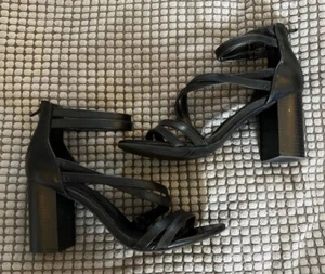 Simply Vera Vera Wang Black High Heel Shoes Womens Size 7.5 - Picture 1 of 6
