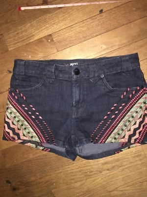 Pantalones Cortos BDG 27 Bordados Denim Multicolor Lindos Dos Bolsillos Traseros Foto 1 de 4