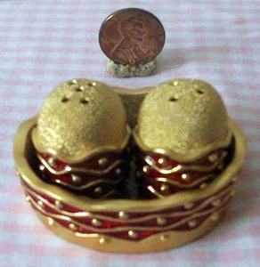 Kleiner Salz & Pfefferstreuer Set Korb Tablett Rot & Gold Metall Modernes Design - Bild 1 von 2