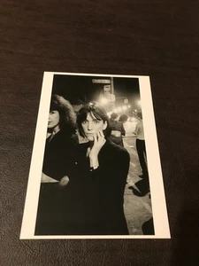 6 X 4 MUSIC UNPOSTED POSTCARD - PATTI SMITH - 1976 - Picture 1 of 2