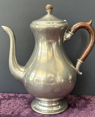 "Tetera vintage con mango de madera de peltre Royal Holland MCM 10""" Foto 1 de 4