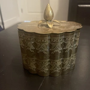 Caja de baratijas de metal tono plata vintage grabada con bisagras India - Imagen 1 de 5