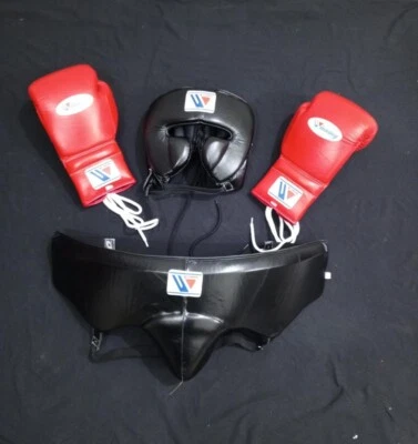 Juego completo de boxeo ganador: guantes rojos, protector negro para cabeza e ingle - Premium Prot Foto 1 de 3