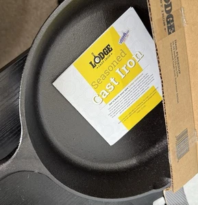 SUPREME x LODGE CAST IRON SKILLET BRANDNEW - Picture 1 of 4