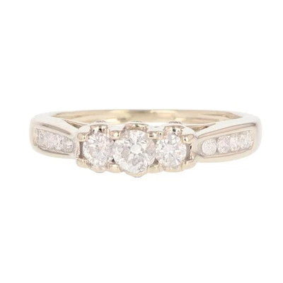 Anillo de compromiso de tres piedras de diamantes de corte redondo de 0,46 quilates de oro blanco de 14 k talla 4,75 Foto 1 de 4