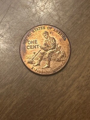 Lincoln 2009 sentado en un centavo de tronco raro  Foto 1 de 2