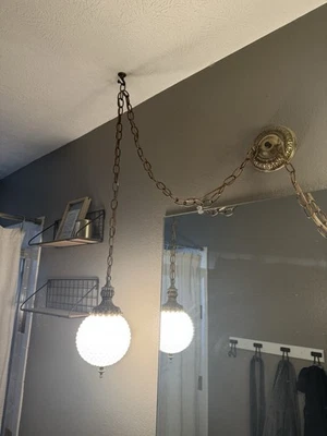 ¡Largo! Antiguo accesorio de latón con globo de clavo blanco Foto 1 de 2