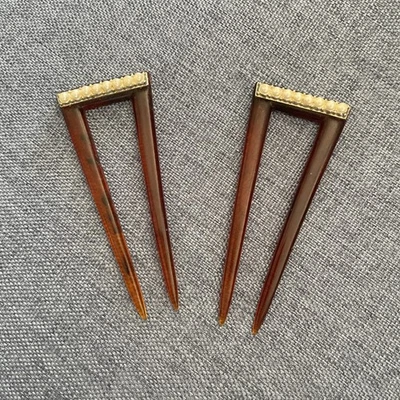 Par de peines vintage de imitación de caparazón de tortuga con detalle de perlas Foto 1 de 4