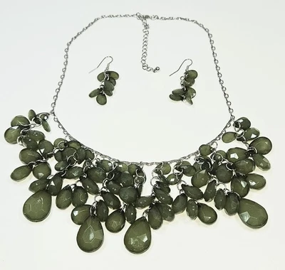 Collar con cuentas verdes cadena tono plata 18" con extensor de 3"  Foto 1 de 4