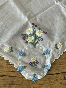 Fazzoletto vintage bianco cotone fazzoletto fiori ricamati bordo smerlato - Foto 1 di 3
