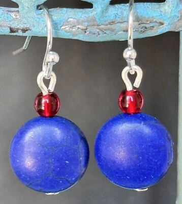 Pendientes colgantes de cuentas de piedra de plata, rojo y azul profundo. Foto 1 de 3