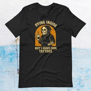 Dying Inside But I Have Cool Tattoos T-Shirt Goth Skelett Tattoo Kaffee Lustig - Bild 1 von 10