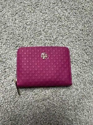 NUEVO CON ETIQUETAS Tory Burch Marion Repujado Acolchado Cremallera Monedero Cuero Púrpura Foto 1 de 3